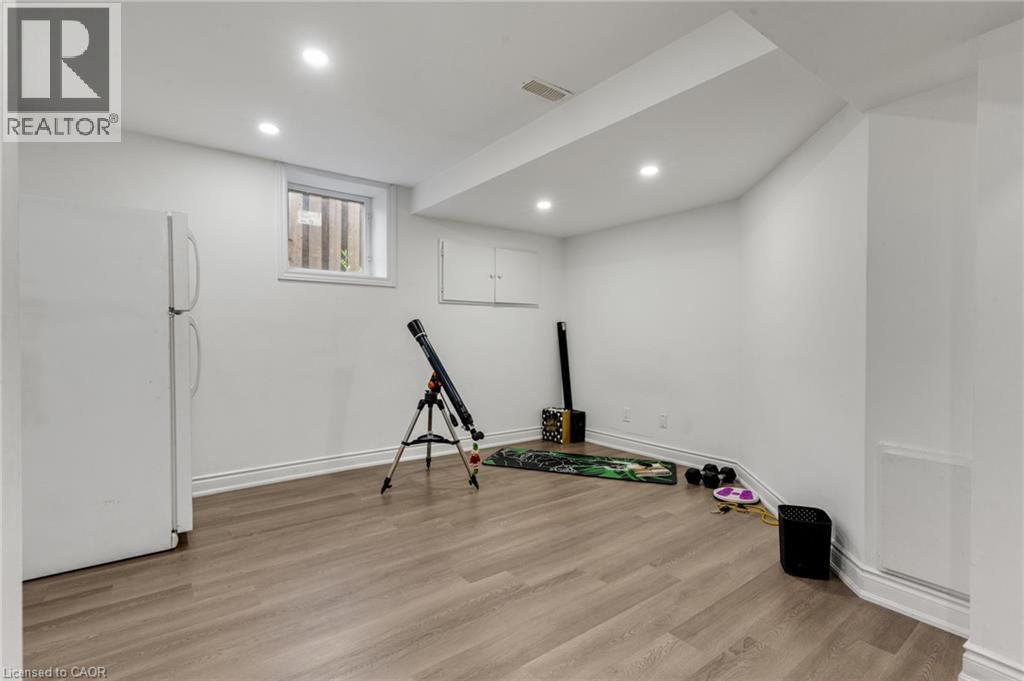 100 Anglerock Drive, Cambridge, ON - Indoor