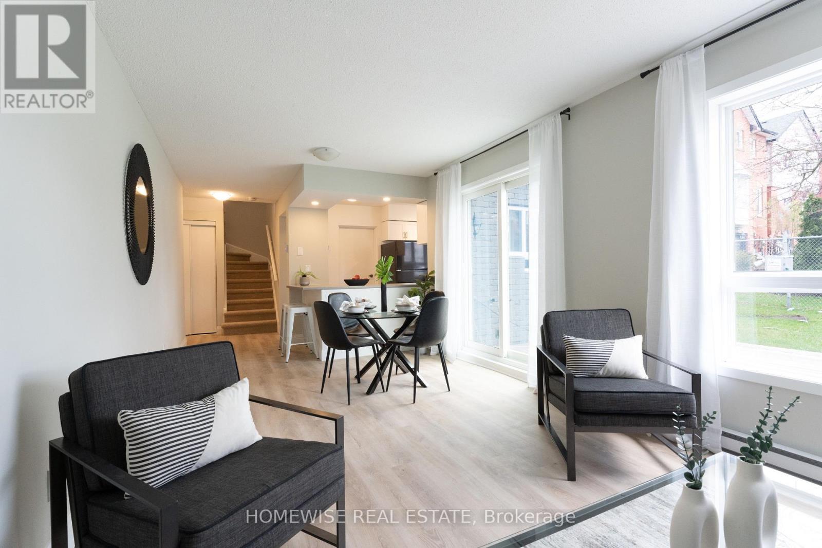 B17 - 240 Ormond Drive, Oshawa, ON - Indoor Photo Showing Living Room