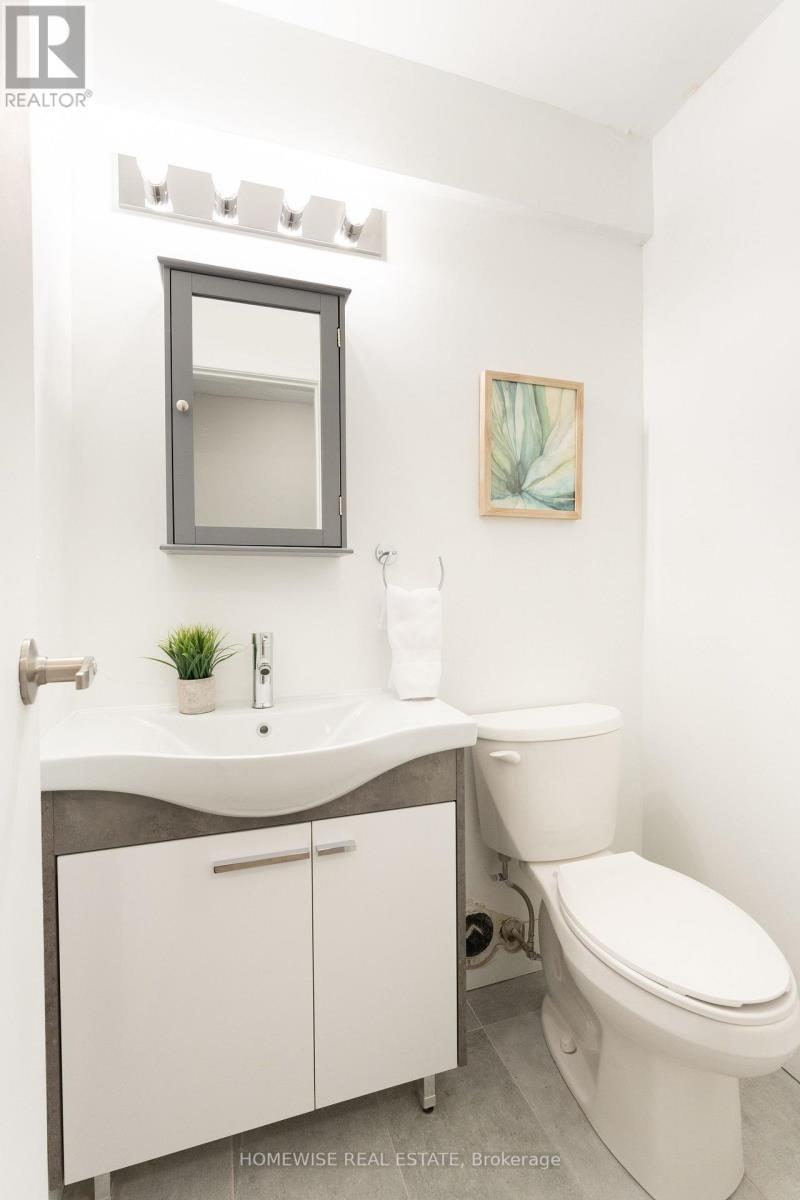 B17 - 240 Ormond Drive, Oshawa, ON - Indoor Photo Showing Bathroom