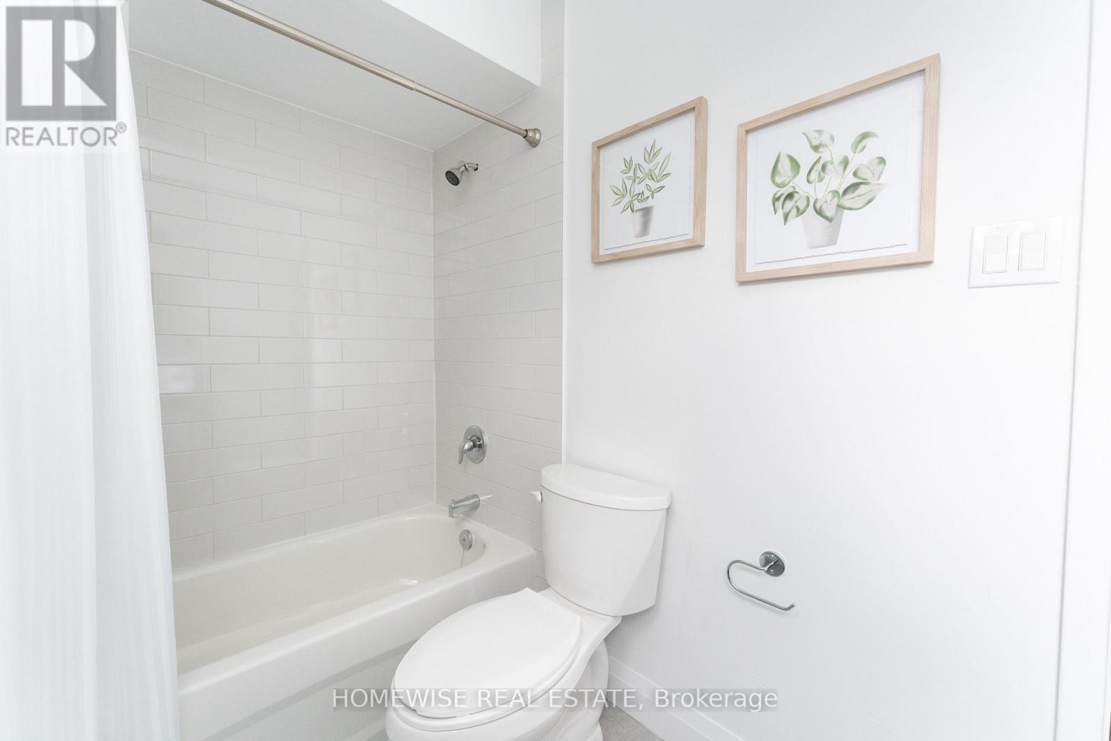 B17 - 240 Ormond Drive, Oshawa, ON - Indoor Photo Showing Bathroom
