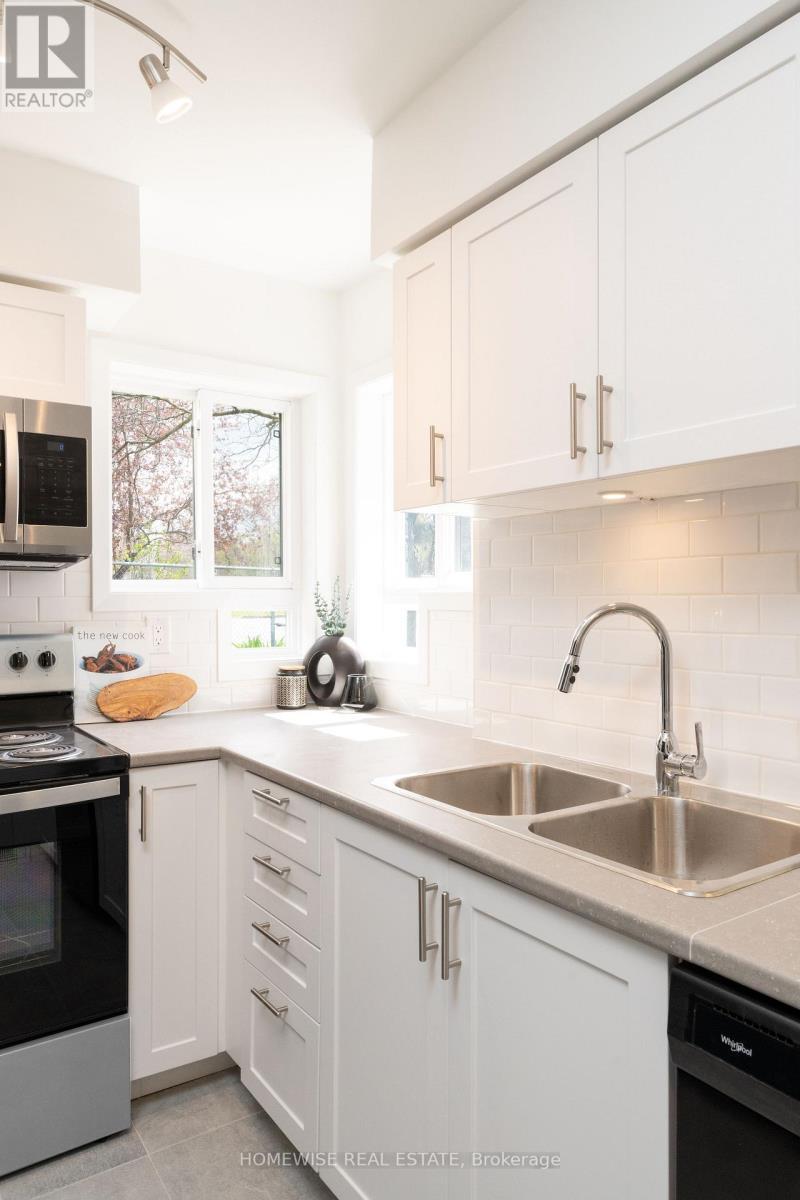 B17 - 240 Ormond Drive, Oshawa, ON - Indoor Photo Showing Kitchen With Double Sink