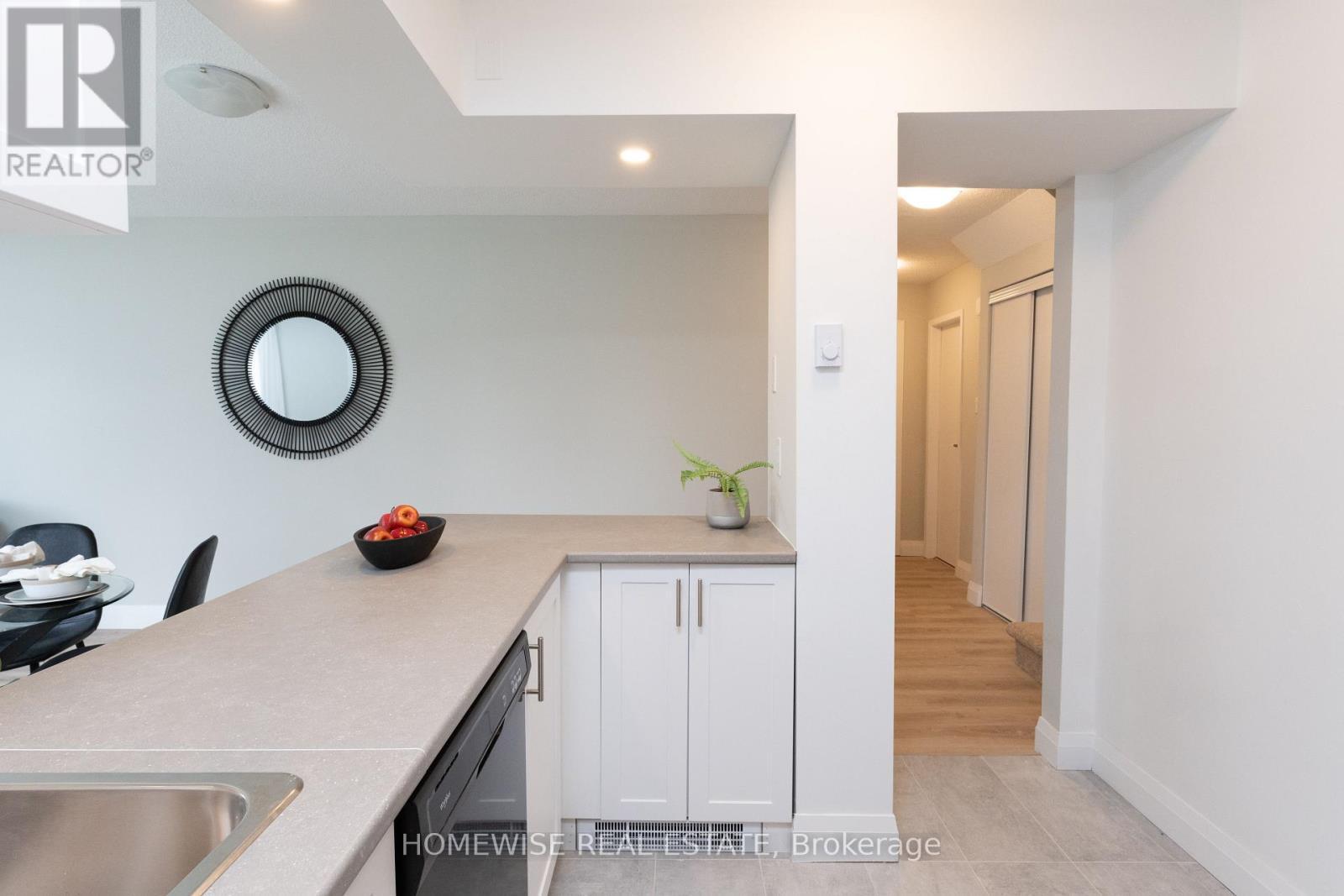 B17 - 240 Ormond Drive, Oshawa, ON - Indoor Photo Showing Kitchen