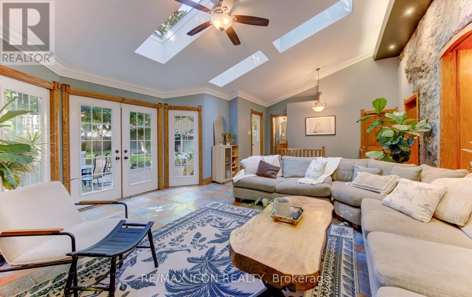 63 Birch Street, Cambridge, ON - Indoor Photo Showing Living Room