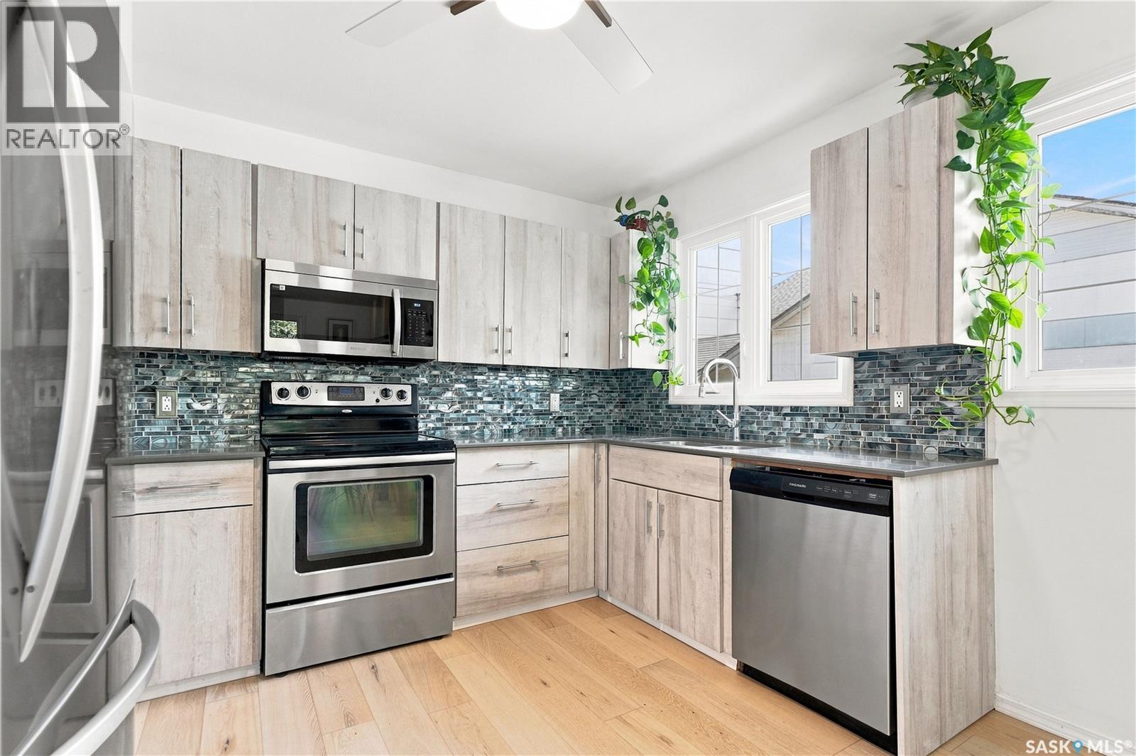 1408 B Avenue N, Saskatoon, SK - Indoor Photo Showing Kitchen With Stainless Steel Kitchen