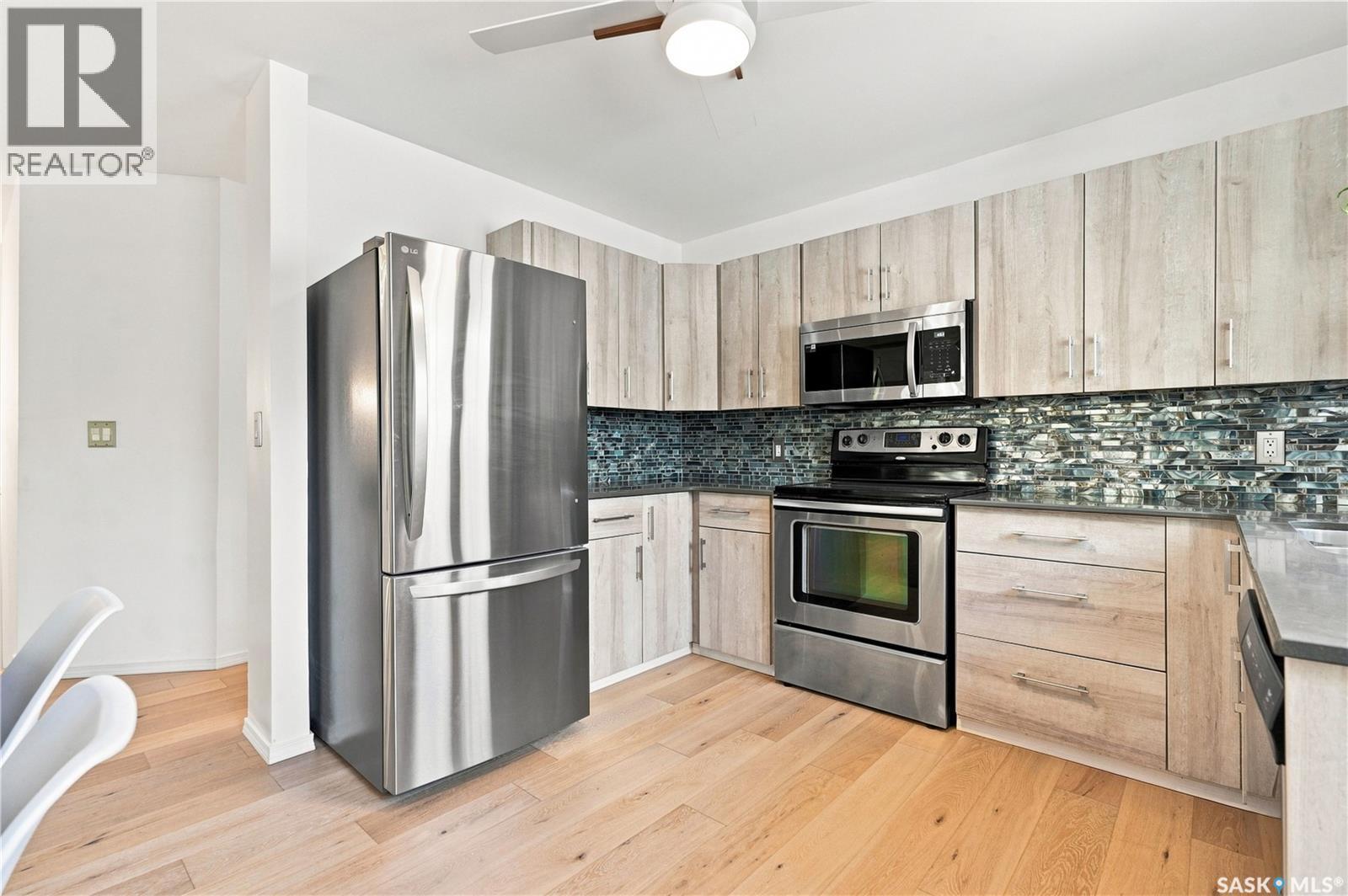 1408 B Avenue N, Saskatoon, SK - Indoor Photo Showing Kitchen With Stainless Steel Kitchen
