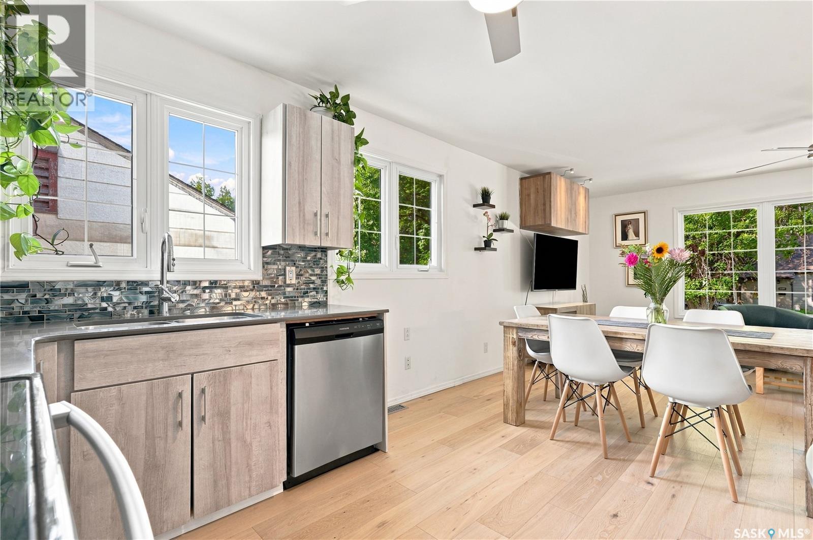 1408 B Avenue N, Saskatoon, SK - Indoor