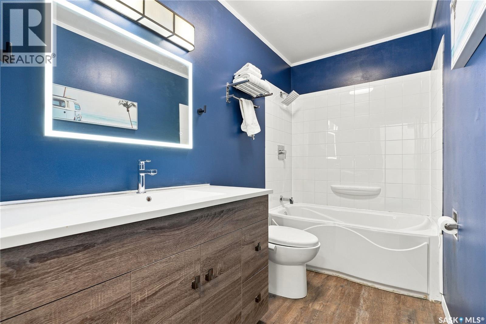 1408 B Avenue N, Saskatoon, SK - Indoor Photo Showing Bathroom