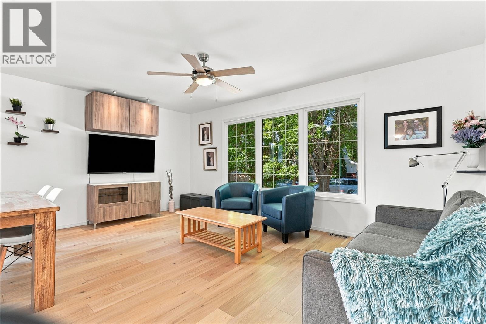 1408 B Avenue N, Saskatoon, SK - Indoor Photo Showing Living Room