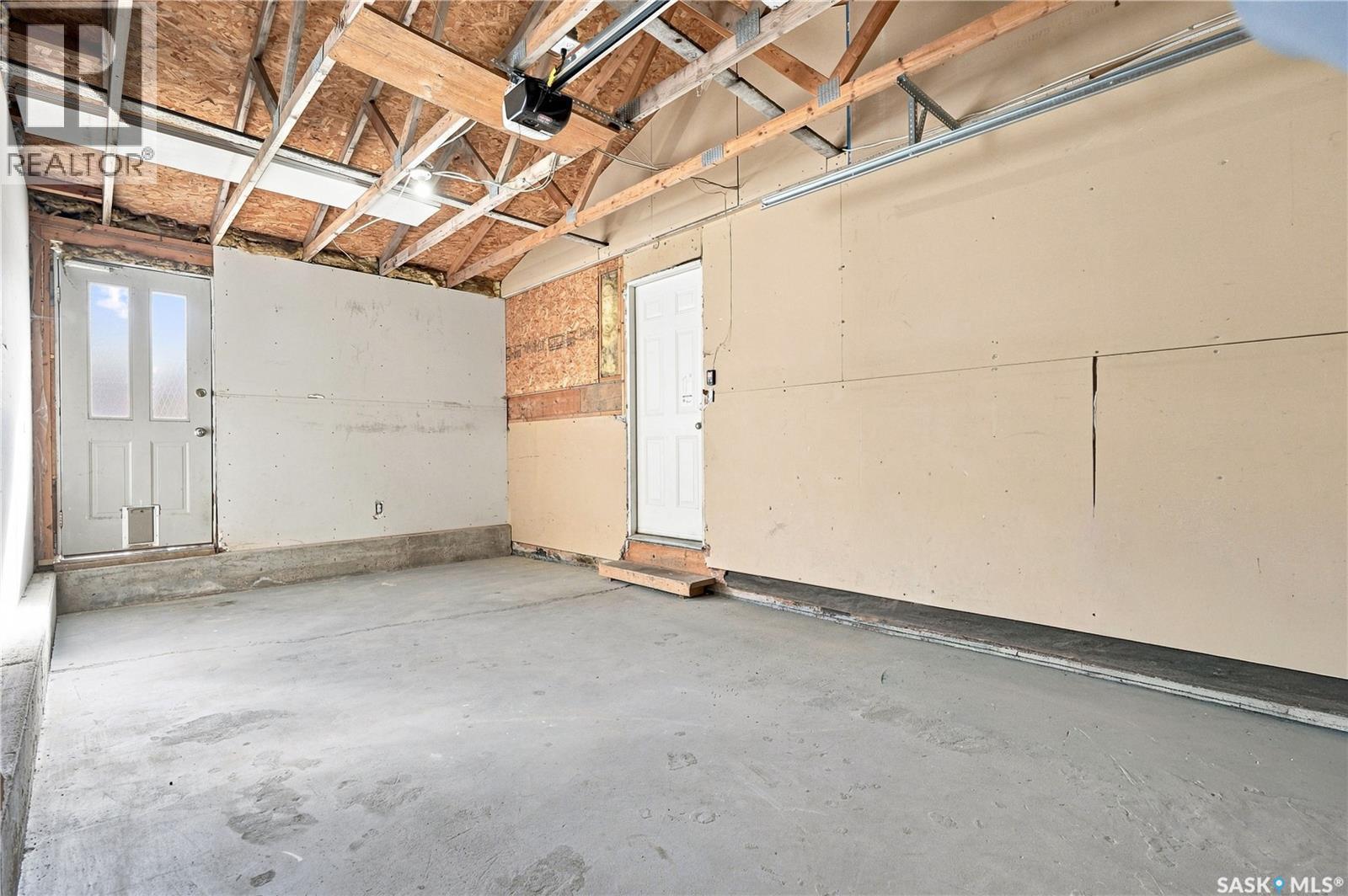 1408 B Avenue N, Saskatoon, SK - Indoor
