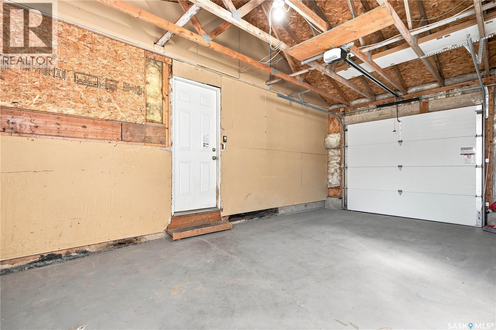 1408 B Avenue N, Saskatoon, SK - Indoor Photo Showing Garage