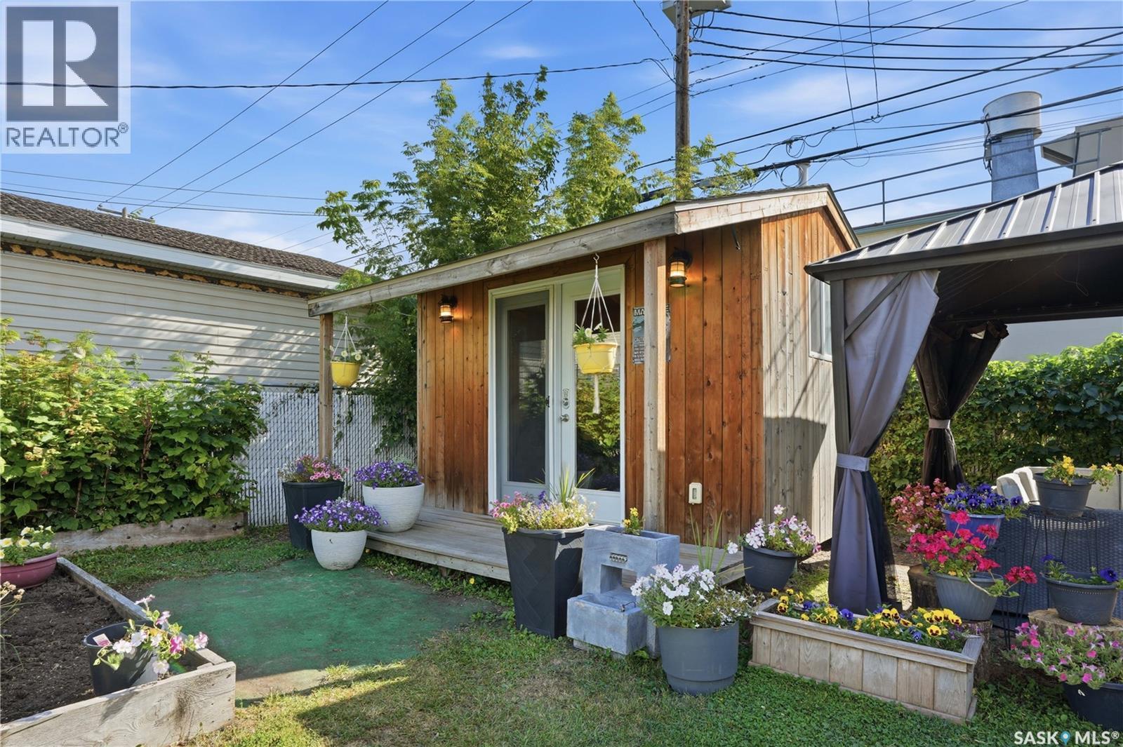 1408 B Avenue N, Saskatoon, SK - Outdoor