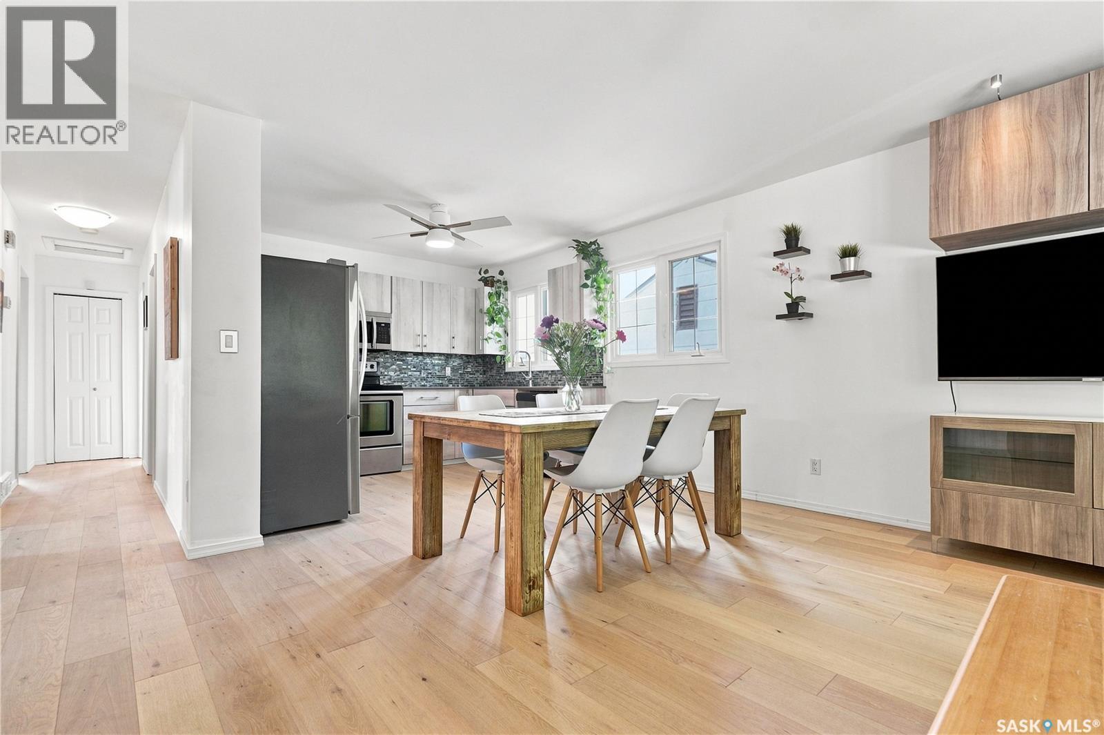 1408 B Avenue N, Saskatoon, SK - Indoor