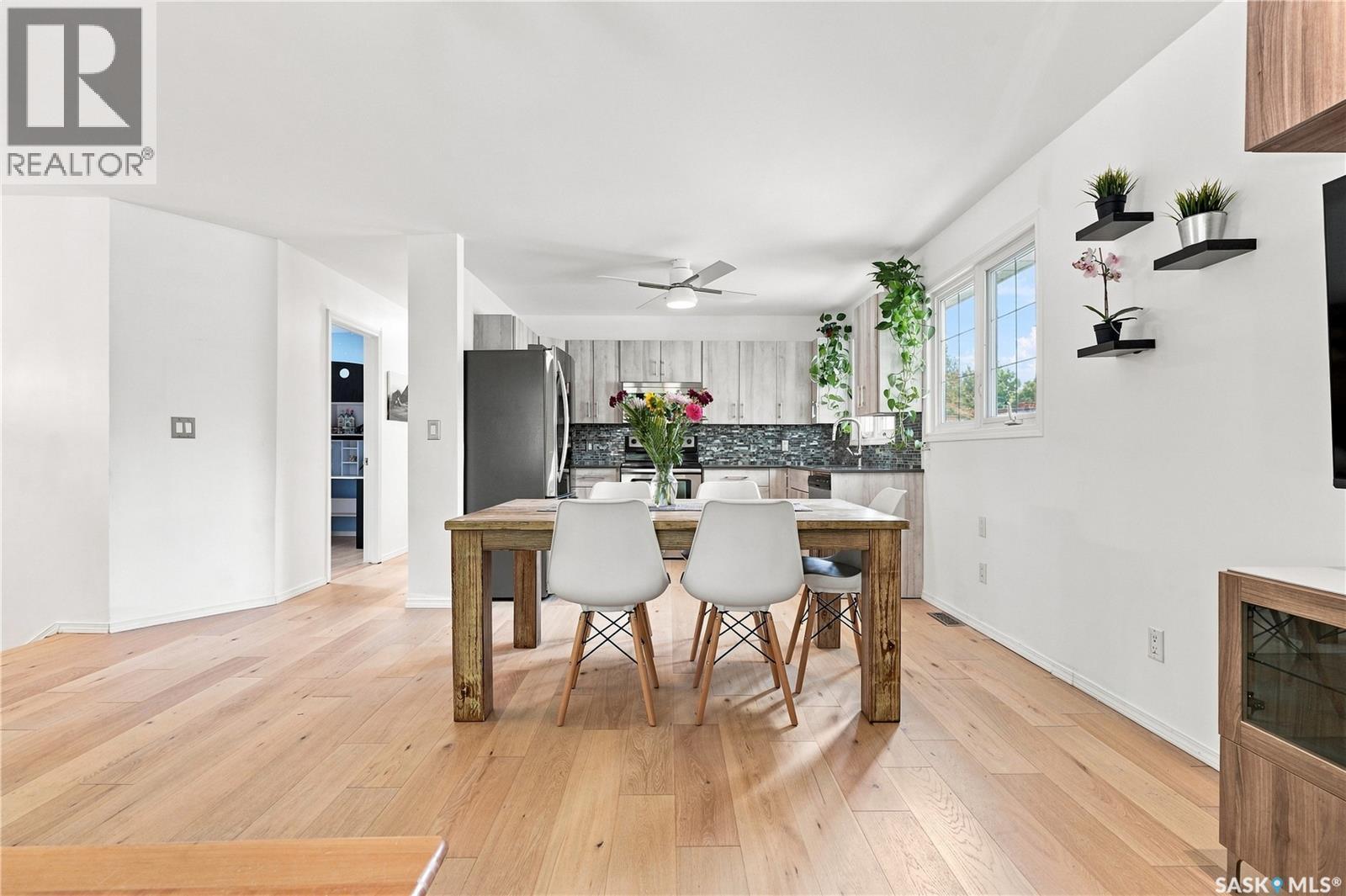 1408 B Avenue N, Saskatoon, SK - Indoor Photo Showing Dining Room