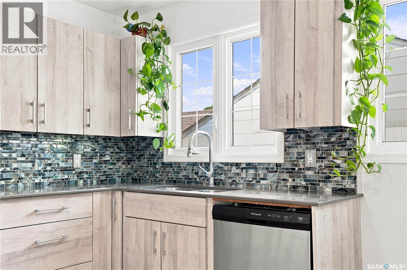 1408 B Avenue N, Saskatoon, SK - Indoor Photo Showing Kitchen