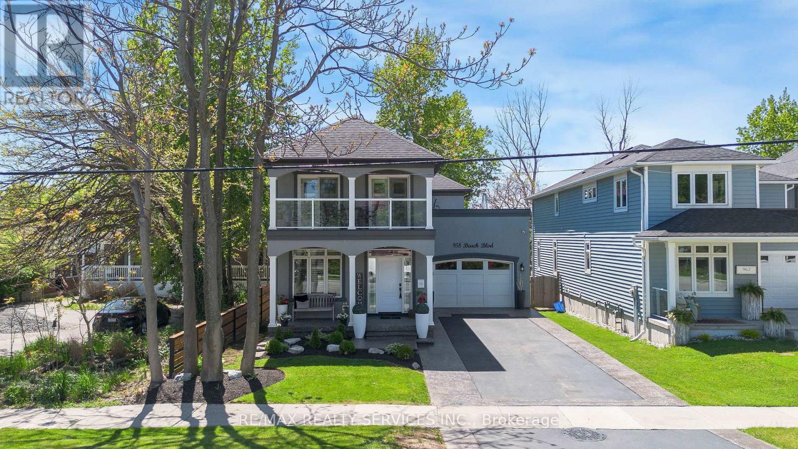 958 Beach Boulevard, Hamilton, ON - Outdoor With Facade