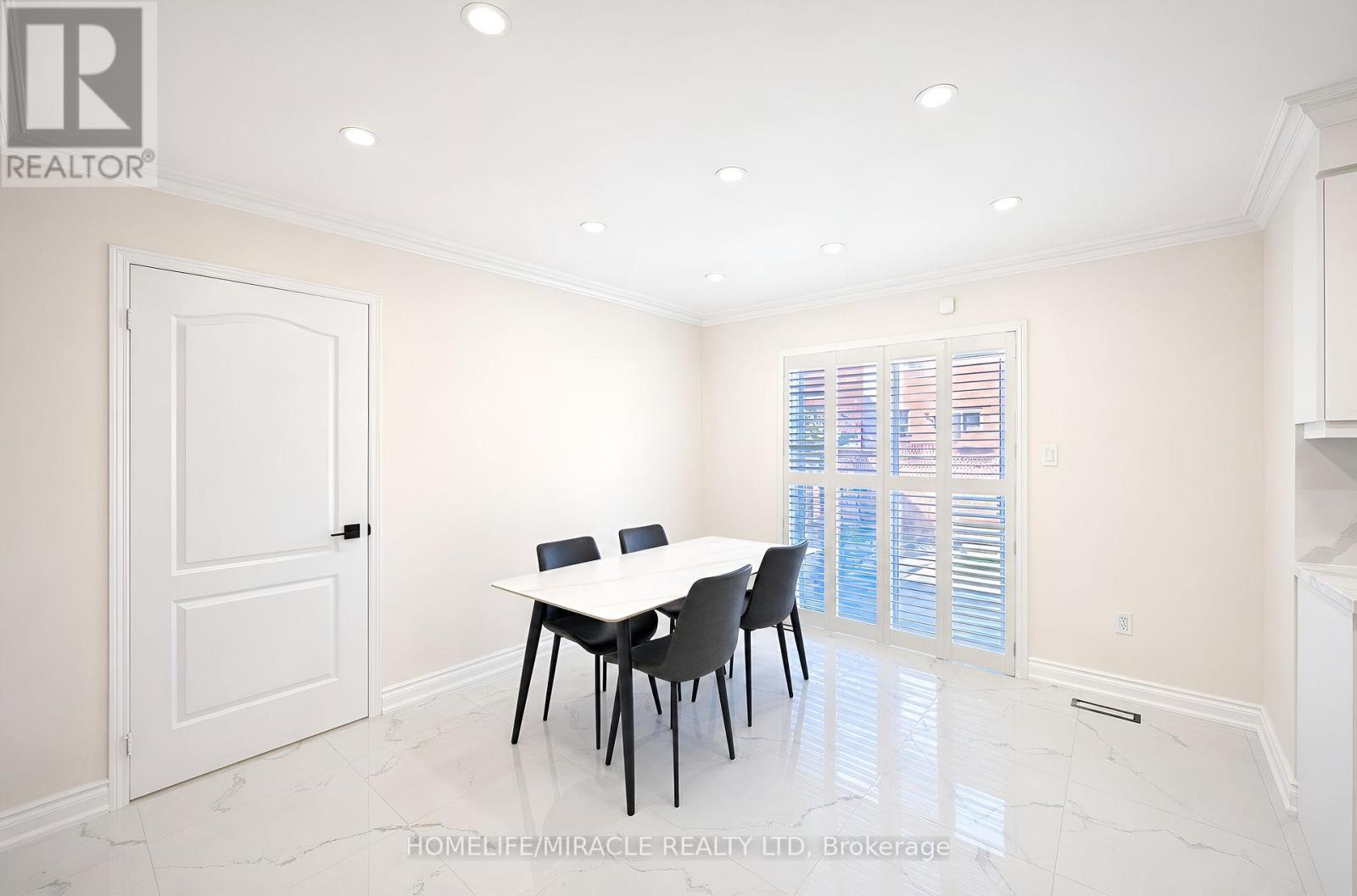 21 Topiary Lane, Brampton, ON - Indoor Photo Showing Dining Room
