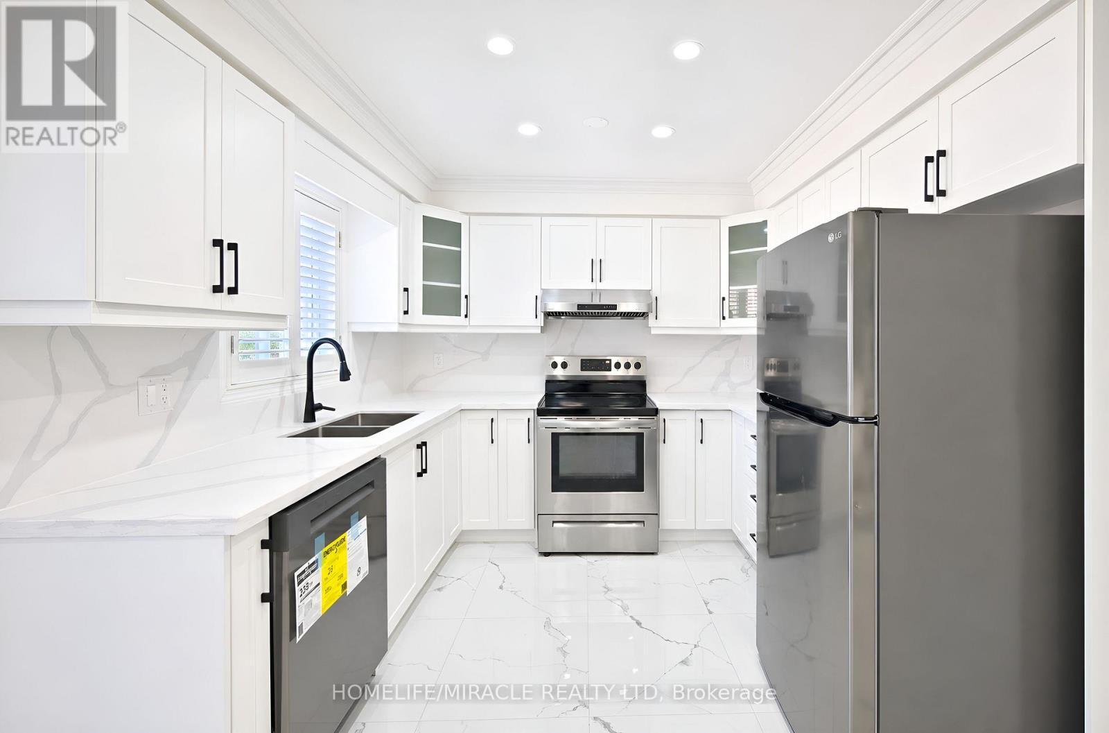 21 Topiary Lane, Brampton, ON - Indoor Photo Showing Kitchen With Double Sink With Upgraded Kitchen