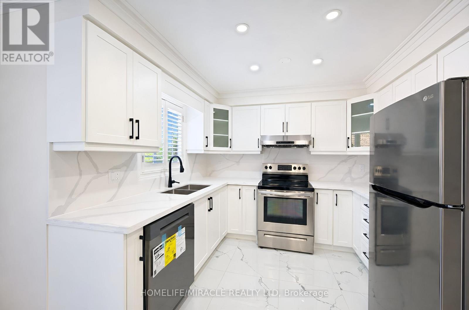 21 Topiary Lane, Brampton, ON - Indoor Photo Showing Kitchen With Double Sink With Upgraded Kitchen