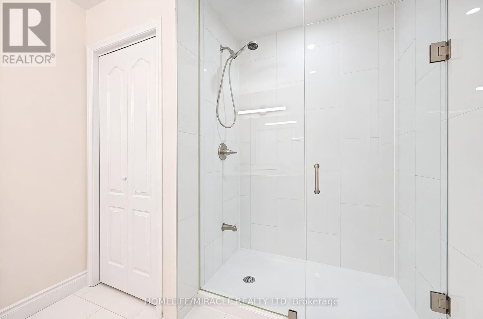 21 Topiary Lane, Brampton, ON - Indoor Photo Showing Bathroom