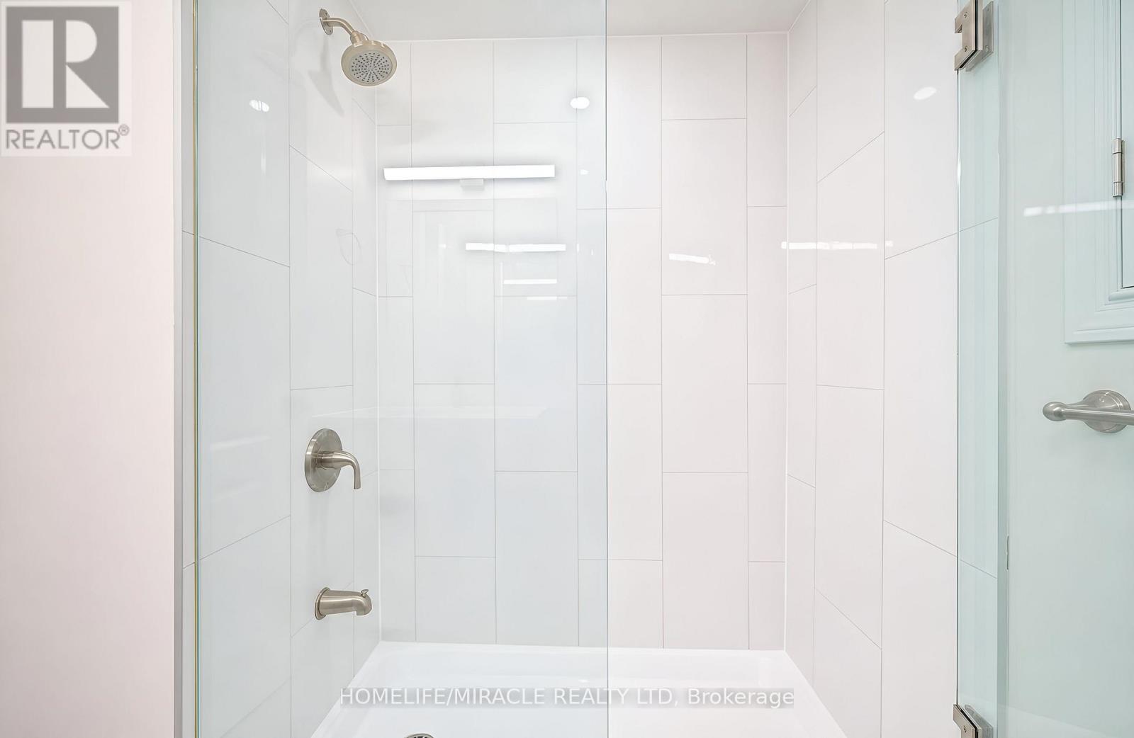 21 Topiary Lane, Brampton, ON - Indoor Photo Showing Bathroom