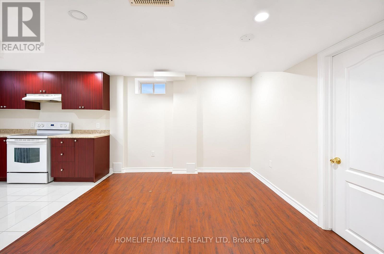 21 Topiary Lane, Brampton, ON - Indoor Photo Showing Kitchen