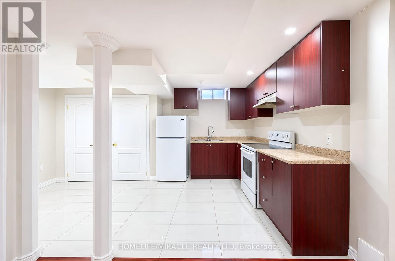 21 Topiary Lane, Brampton, ON - Indoor Photo Showing Kitchen