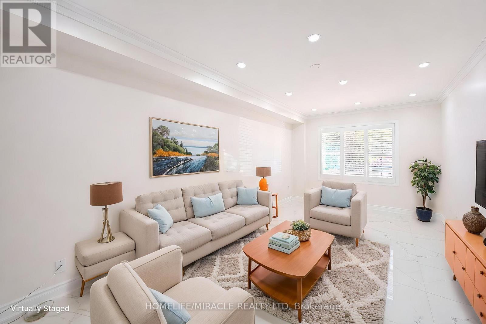 21 Topiary Lane, Brampton, ON - Indoor Photo Showing Living Room