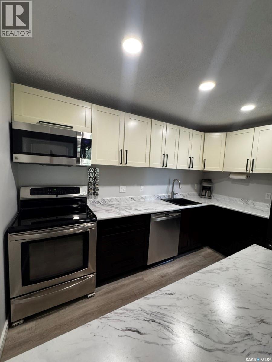 303 365 Kingsmere Boulevard, Saskatoon, SK - Indoor Photo Showing Kitchen