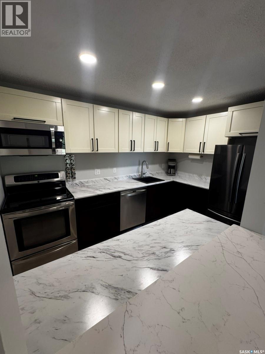 303 365 Kingsmere Boulevard, Saskatoon, SK - Indoor Photo Showing Kitchen