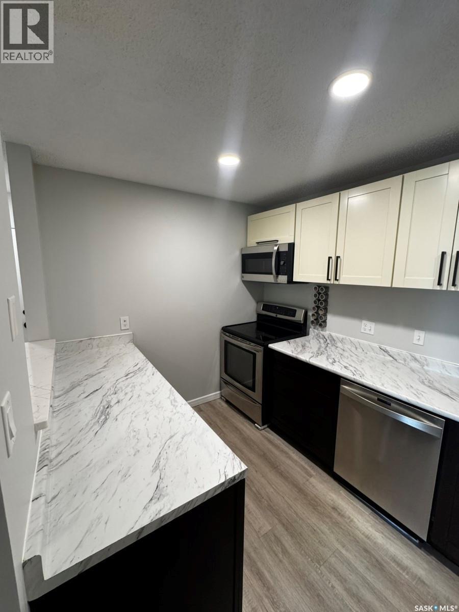303 365 Kingsmere Boulevard, Saskatoon, SK - Indoor Photo Showing Kitchen