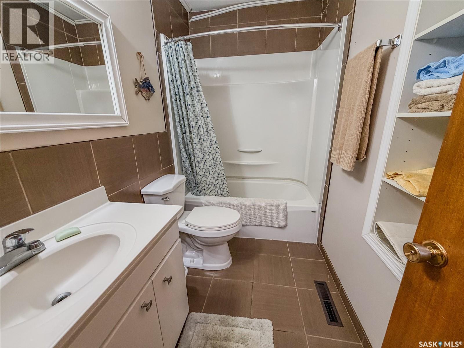 143 Gladstone Avenue N, Yorkton, SK - Indoor Photo Showing Bathroom