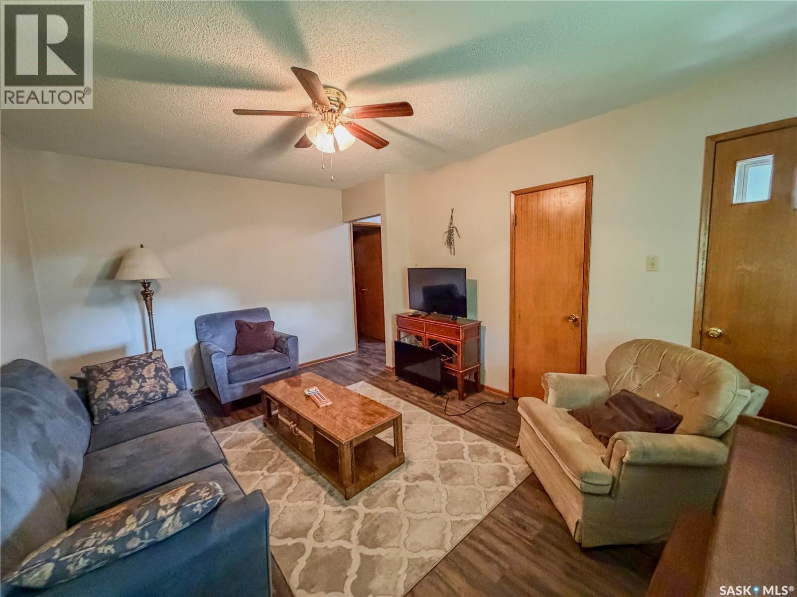 143 Gladstone Avenue N, Yorkton, SK - Indoor Photo Showing Living Room