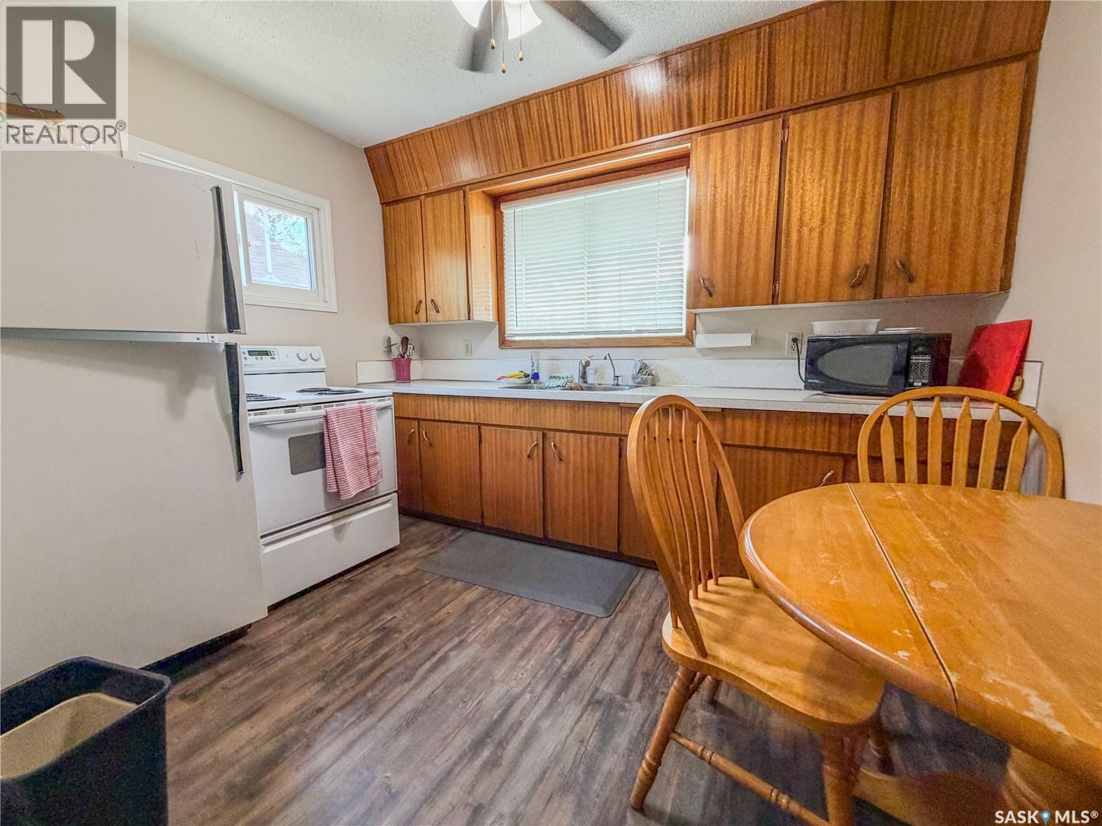 143 Gladstone Avenue N, Yorkton, SK - Indoor Photo Showing Kitchen