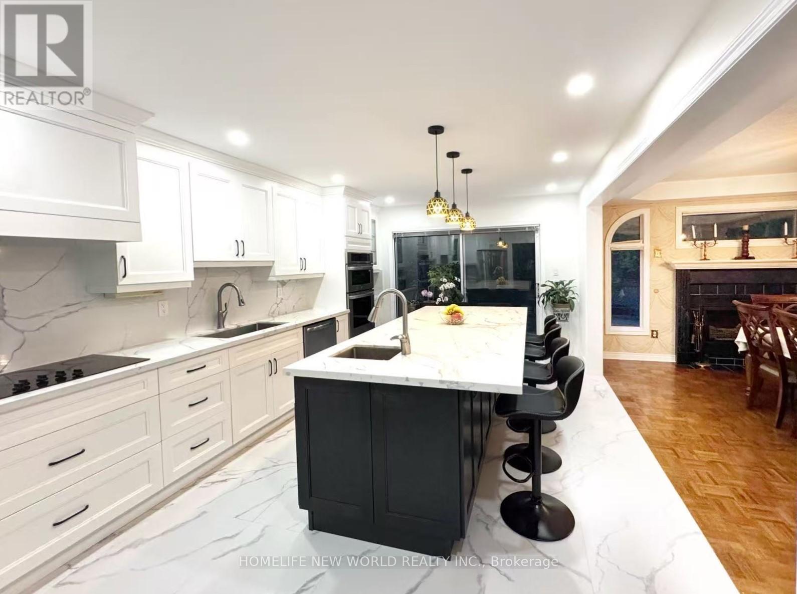 2326 Yorktown Circle, Mississauga, ON - Indoor Photo Showing Kitchen With Upgraded Kitchen
