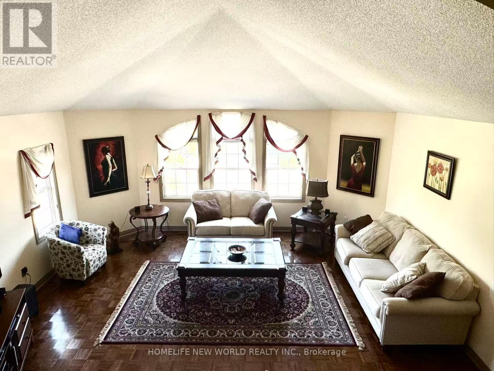 2326 Yorktown Circle, Mississauga, ON - Indoor Photo Showing Living Room