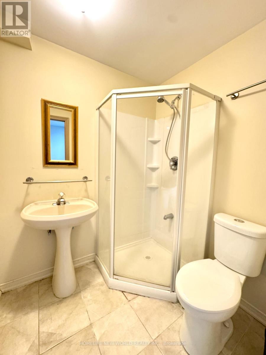 2326 Yorktown Circle, Mississauga, ON - Indoor Photo Showing Bathroom