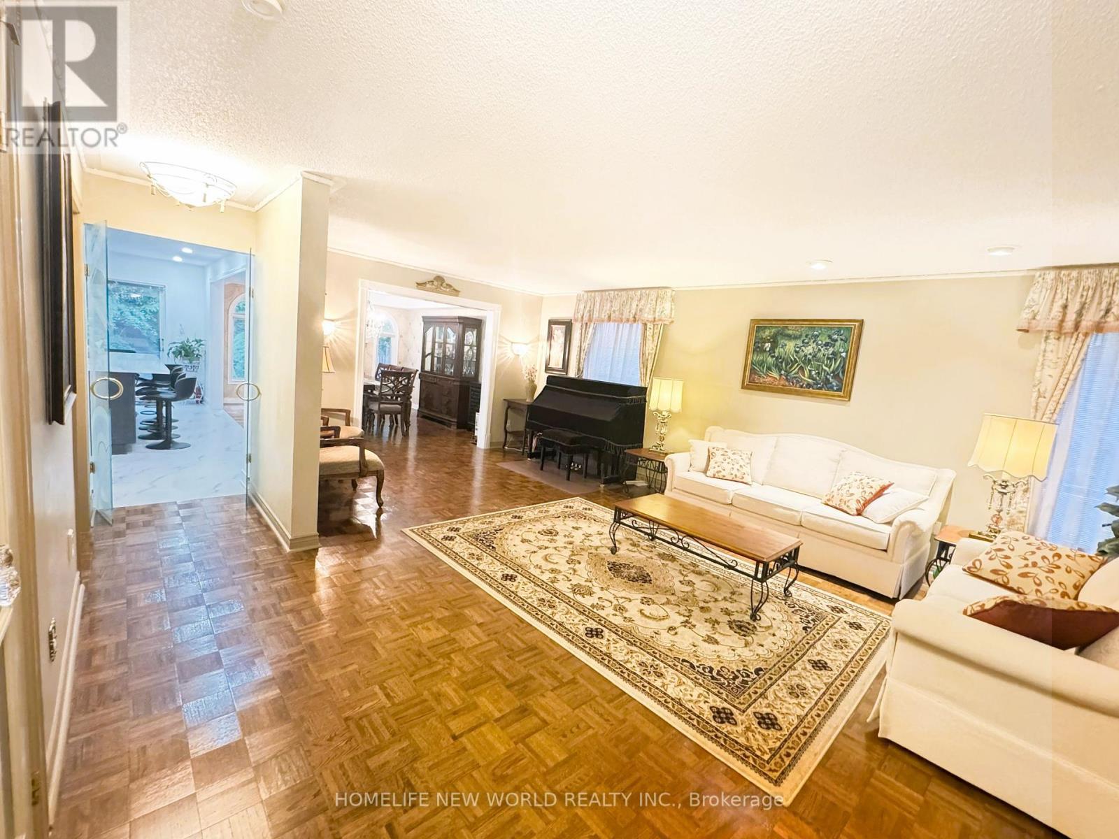 2326 Yorktown Circle, Mississauga, ON - Indoor Photo Showing Living Room