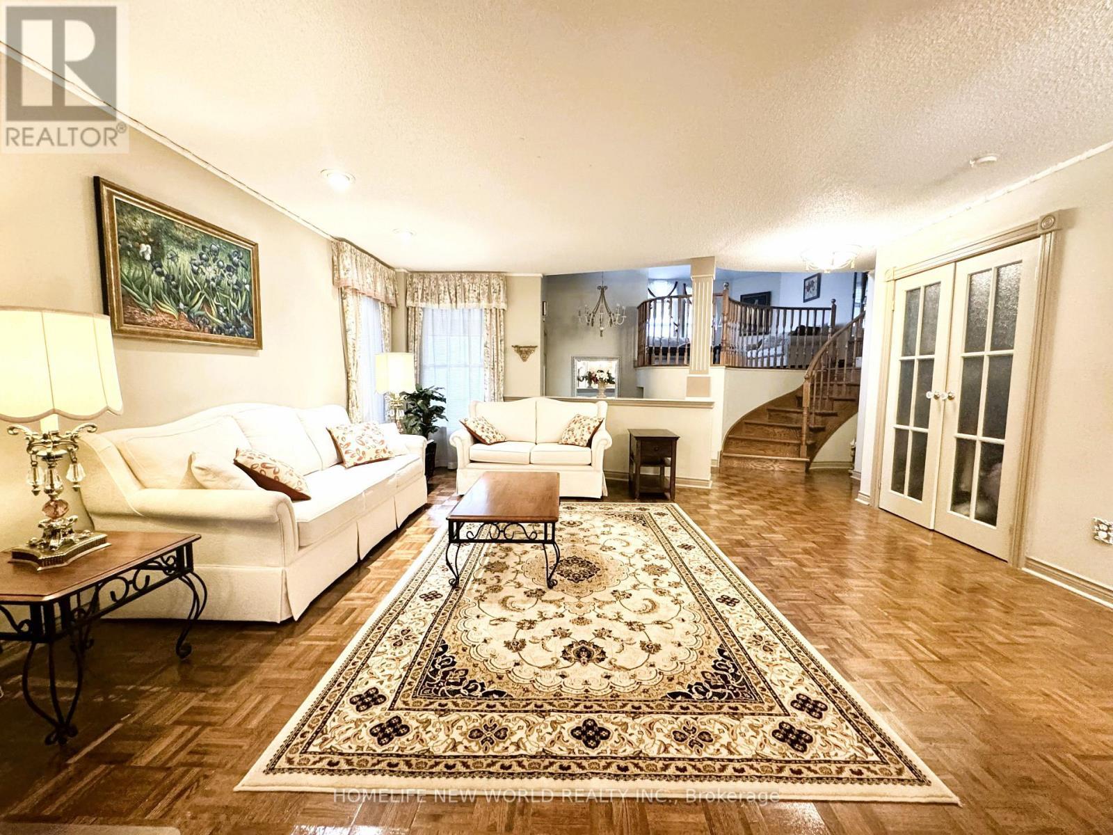 2326 Yorktown Circle, Mississauga, ON - Indoor Photo Showing Living Room