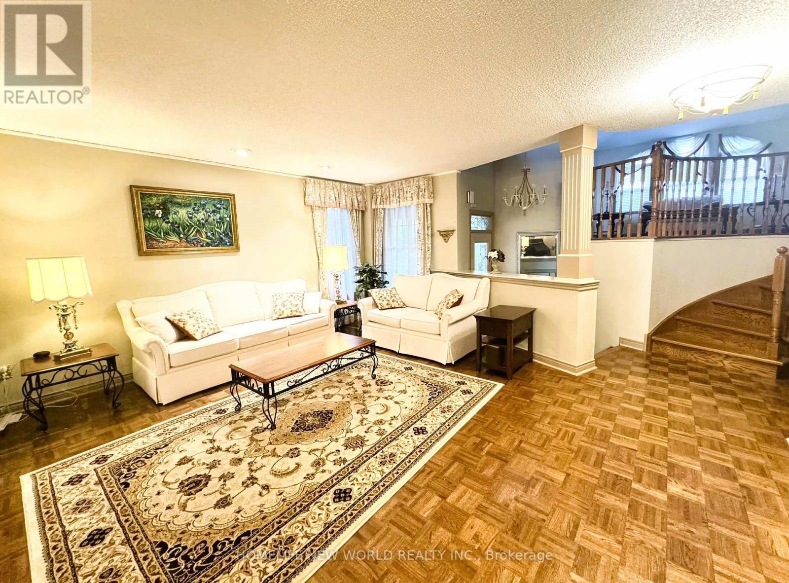 2326 Yorktown Circle, Mississauga, ON - Indoor Photo Showing Living Room
