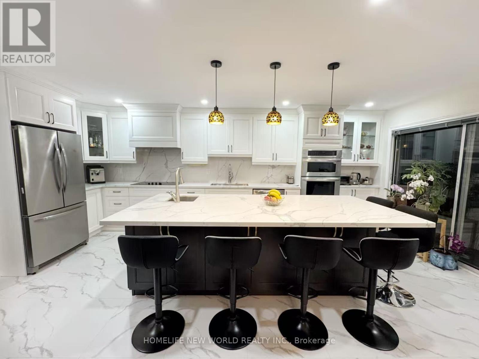 2326 Yorktown Circle, Mississauga, ON - Indoor Photo Showing Kitchen With Upgraded Kitchen