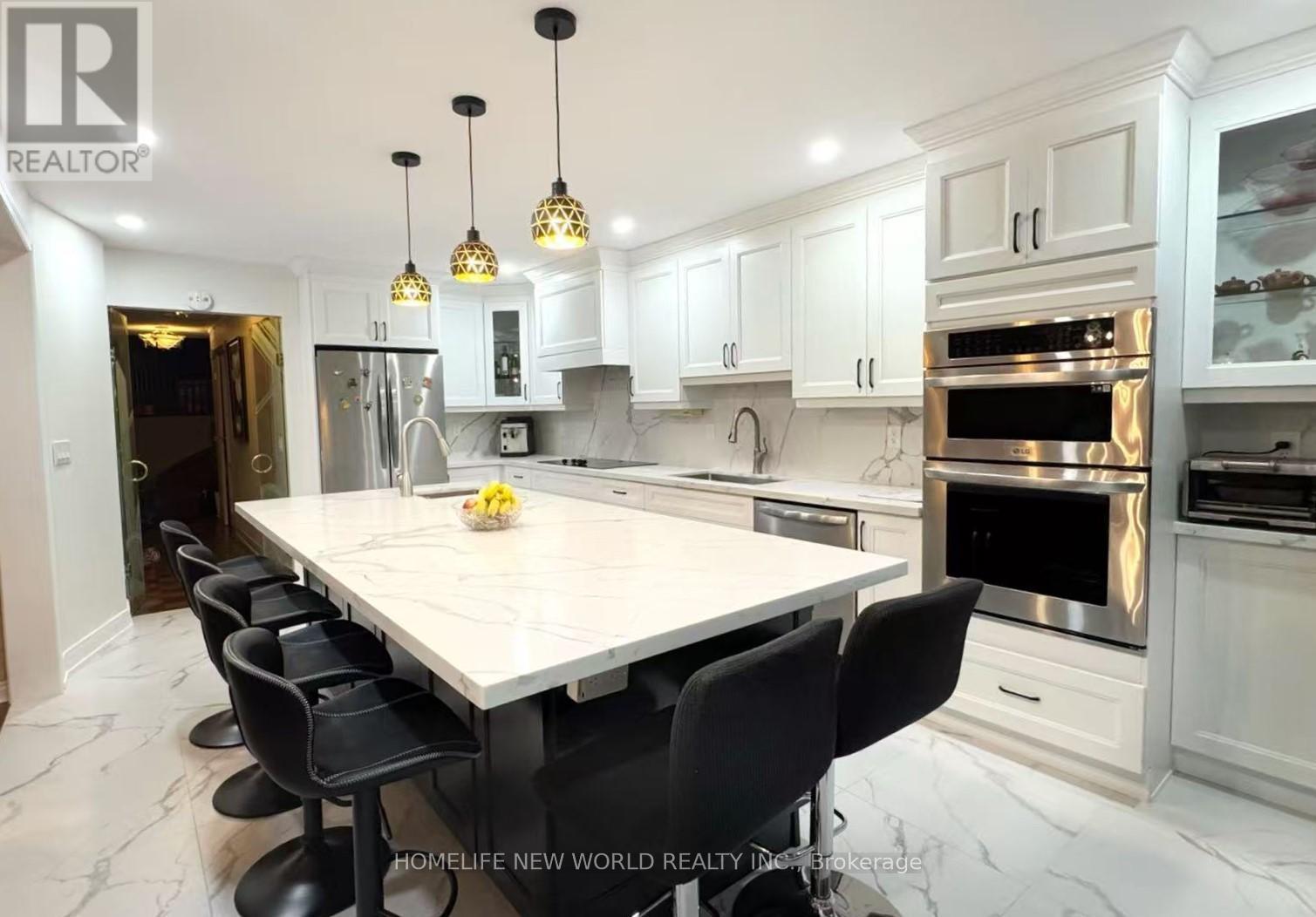 2326 Yorktown Circle, Mississauga, ON - Indoor Photo Showing Kitchen With Upgraded Kitchen