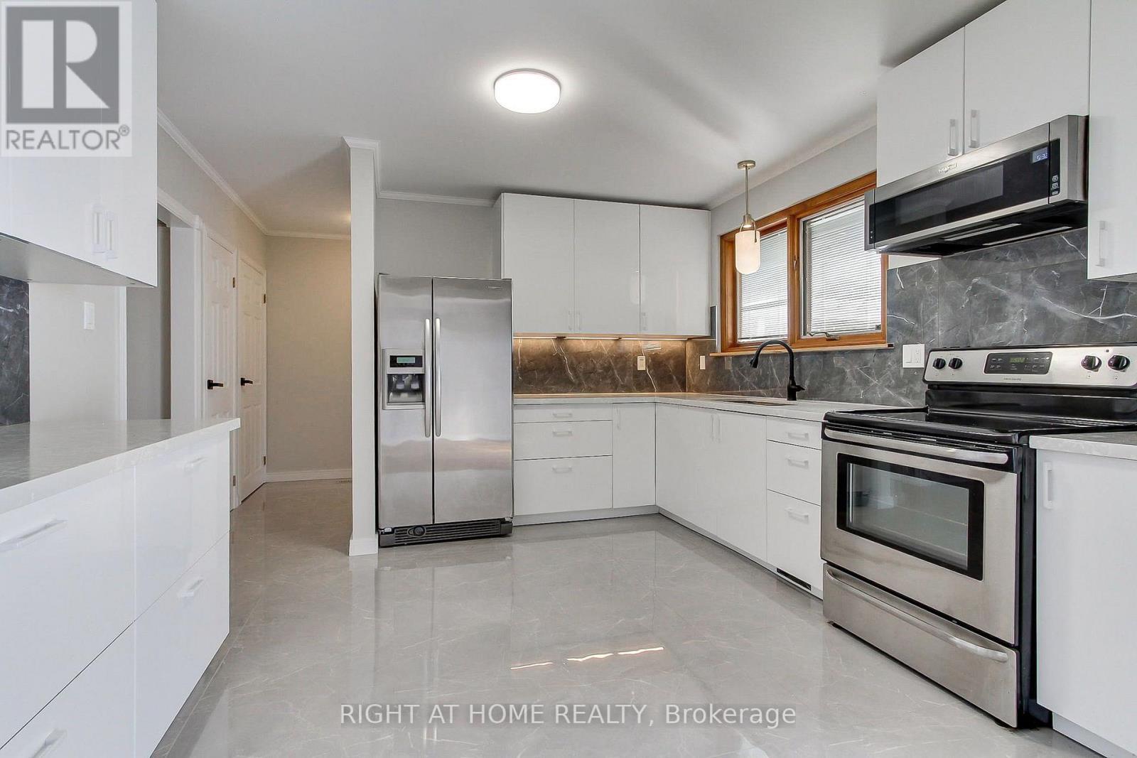 1715 Oberon Crescent, Mississauga, ON - Indoor Photo Showing Kitchen