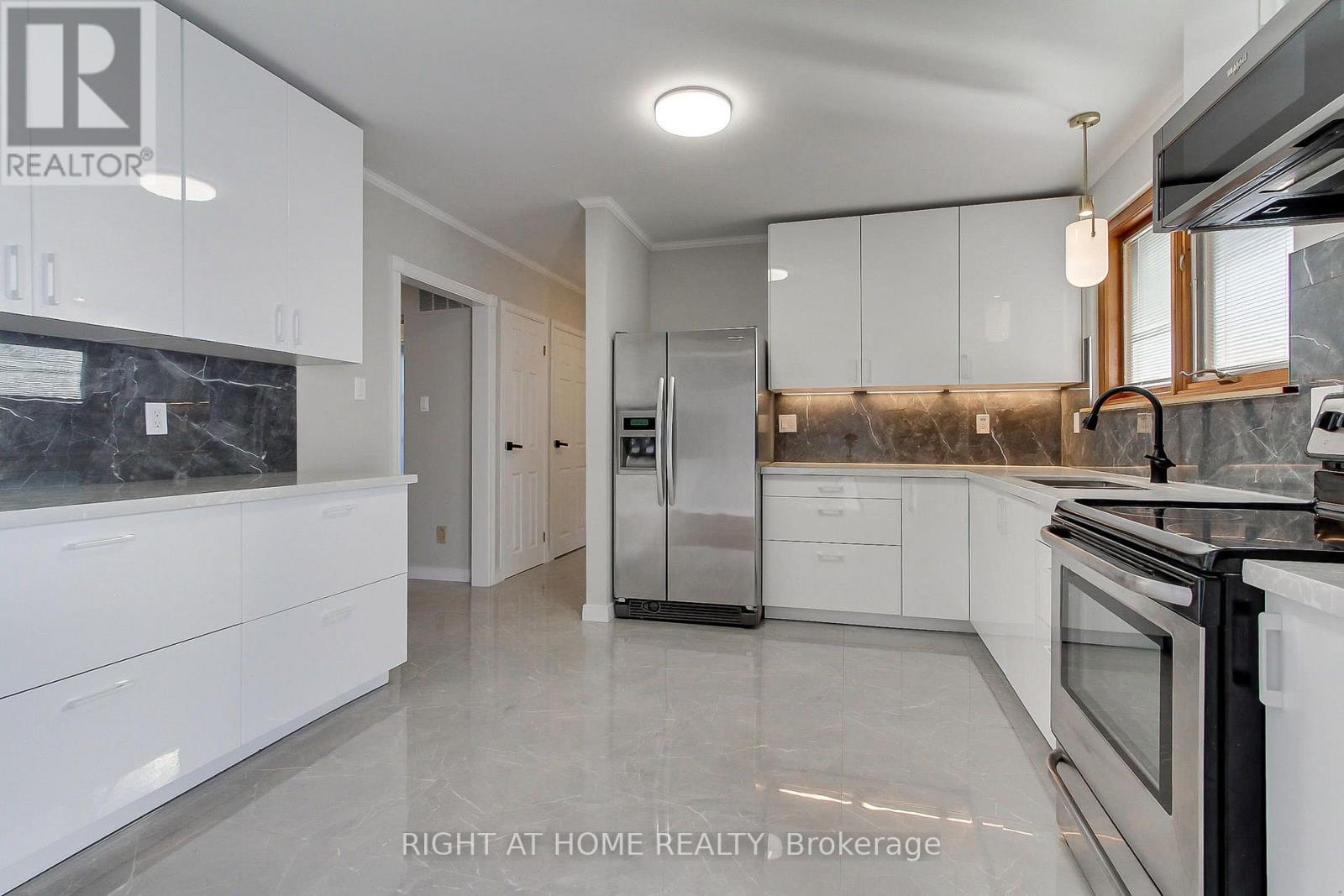 1715 Oberon Crescent, Mississauga, ON - Indoor Photo Showing Kitchen