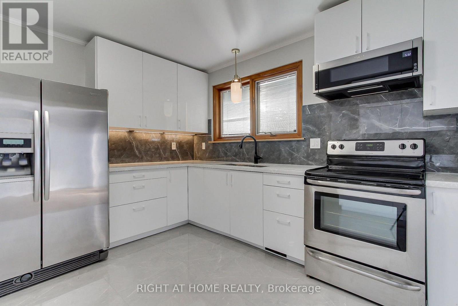1715 Oberon Crescent, Mississauga, ON - Indoor Photo Showing Kitchen