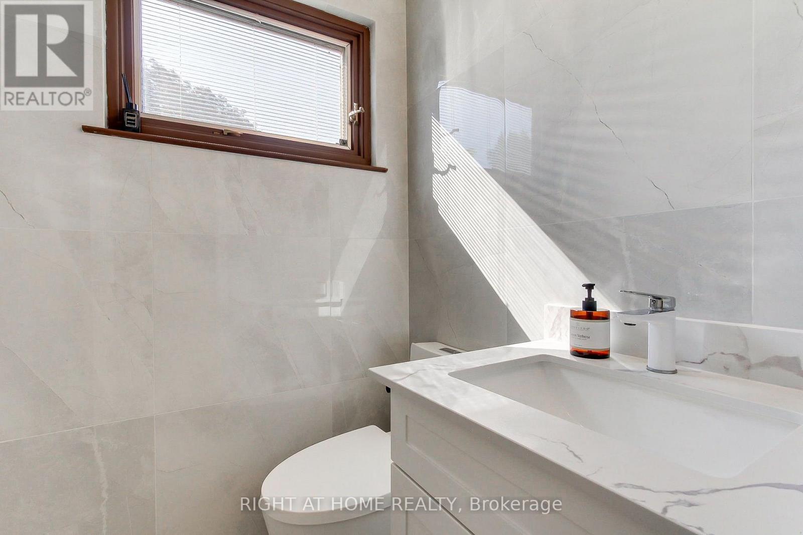 1715 Oberon Crescent, Mississauga, ON - Indoor Photo Showing Bathroom
