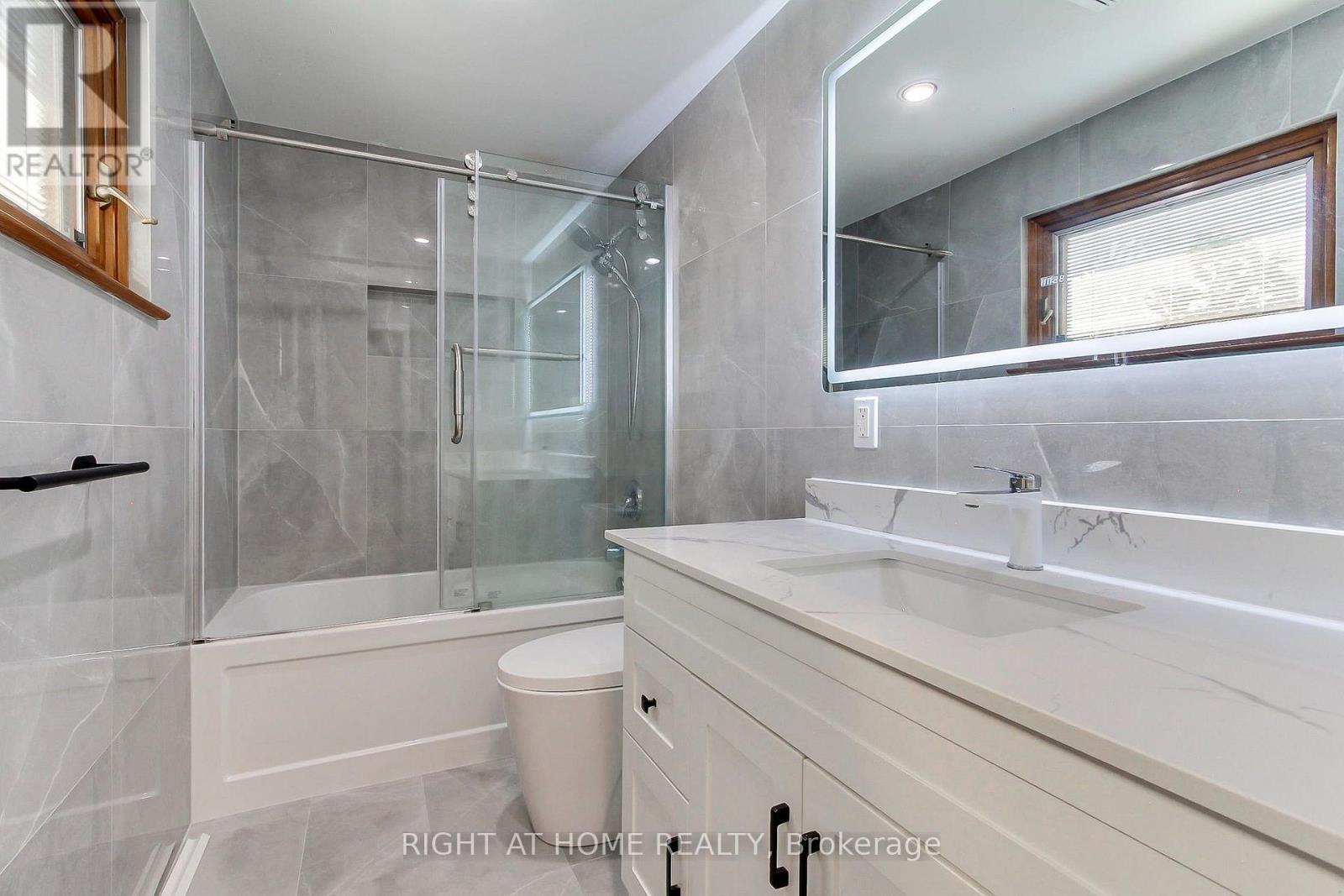 1715 Oberon Crescent, Mississauga, ON - Indoor Photo Showing Bathroom