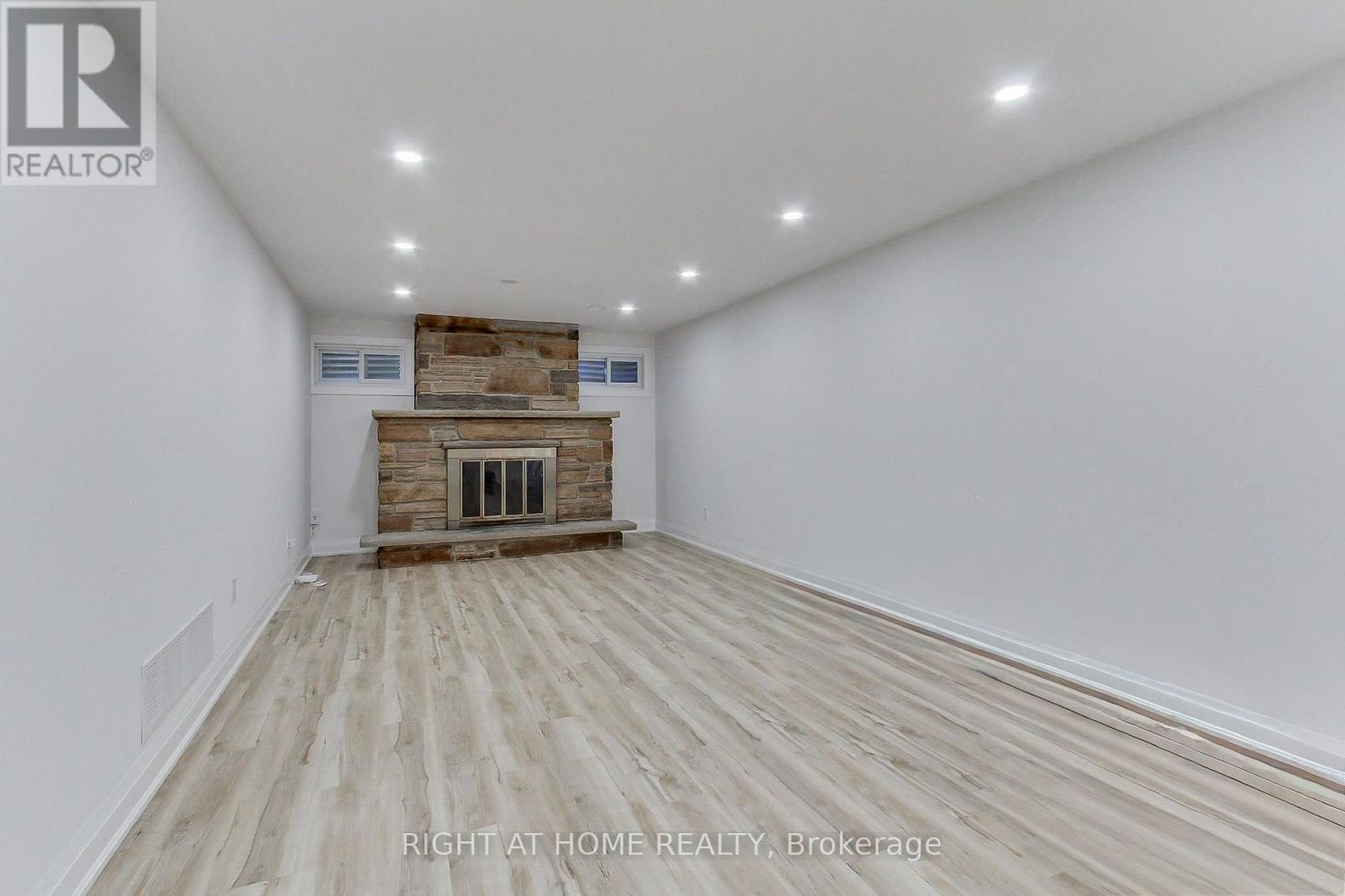 1715 Oberon Crescent, Mississauga, ON - Indoor With Fireplace