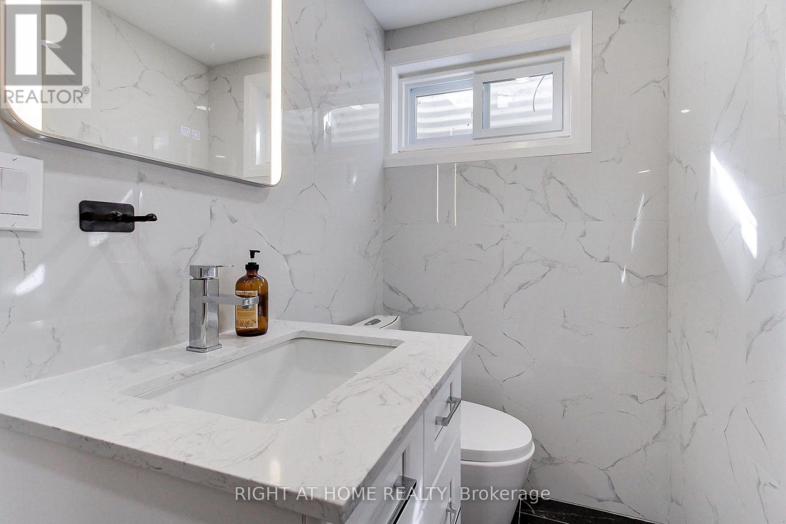 1715 Oberon Crescent, Mississauga, ON - Indoor Photo Showing Bathroom