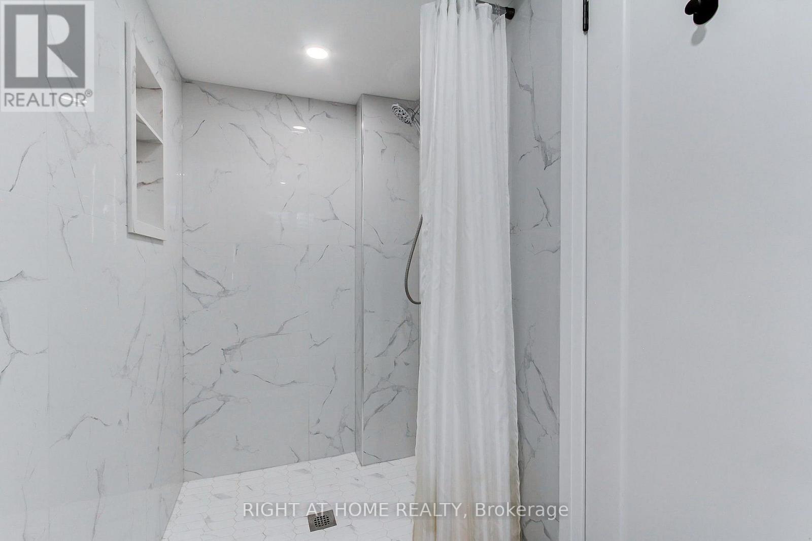 1715 Oberon Crescent, Mississauga, ON - Indoor Photo Showing Bathroom