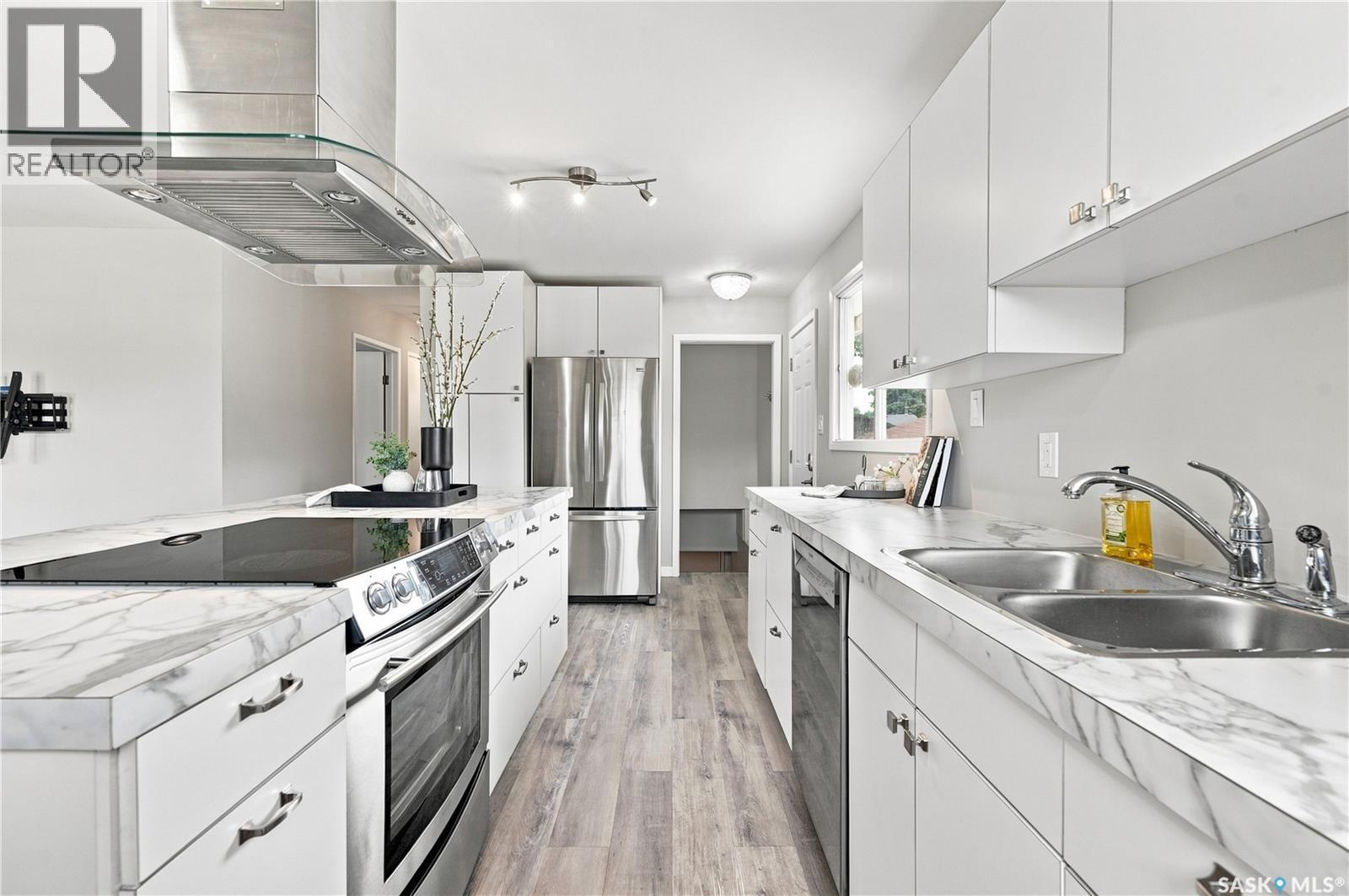 338 Brock Crescent, Saskatoon, SK - Indoor Photo Showing Kitchen With Double Sink With Upgraded Kitchen